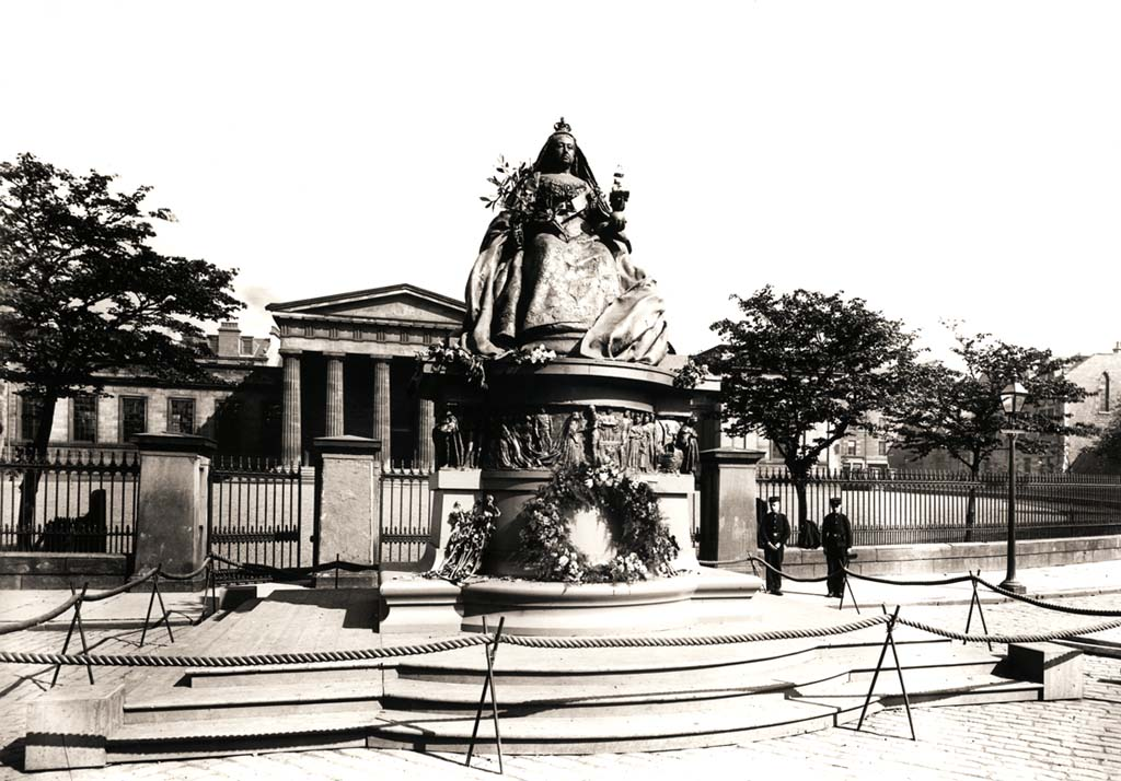 Victoria Statue on Temporary Site