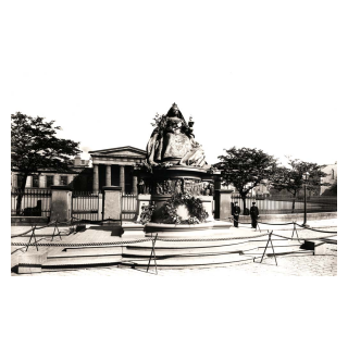 Victoria Statue on Temporary Site